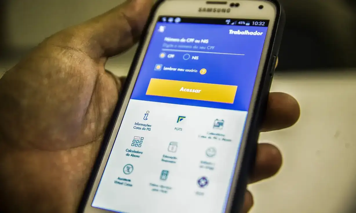 Tela do aplicativo FGTS para consulta do PIS/Pasep Tela do aplicativo FGTS em um smartphone, mostrando opções para consultar o fundo PIS/Pasep.