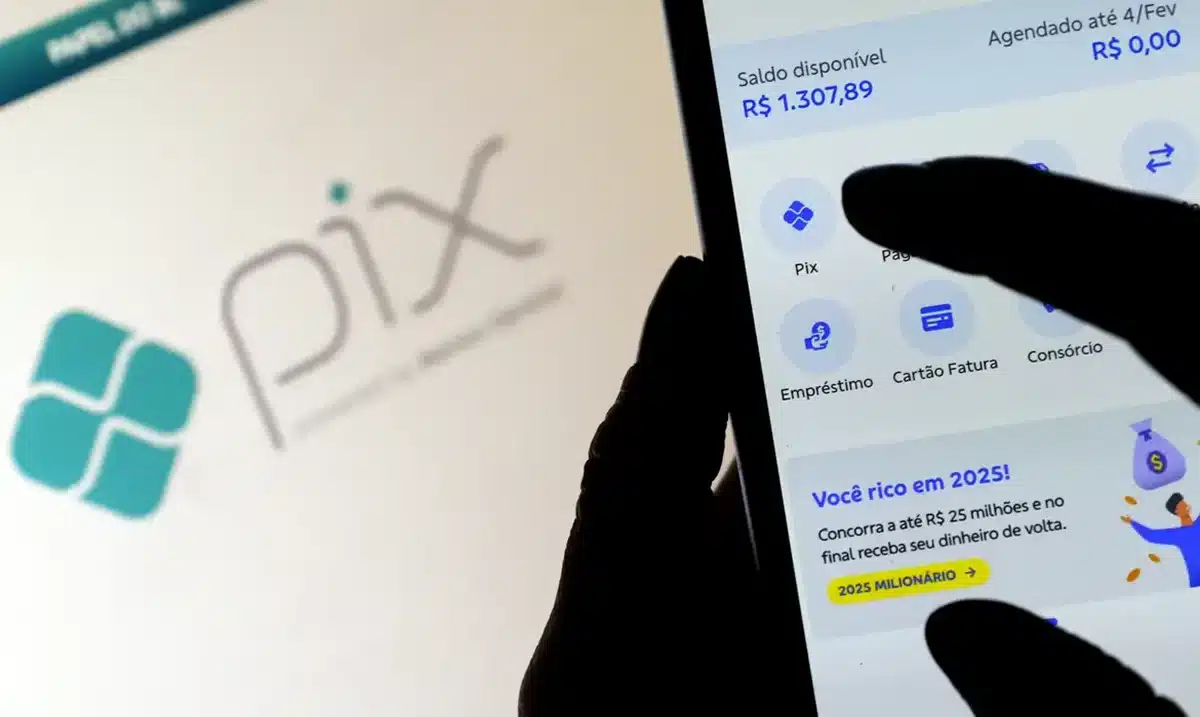 Pix - Método de Pagamento Tela de celular mostrando a interface do aplicativo de pagamentos Pix, com saldo disponível e opções de transações