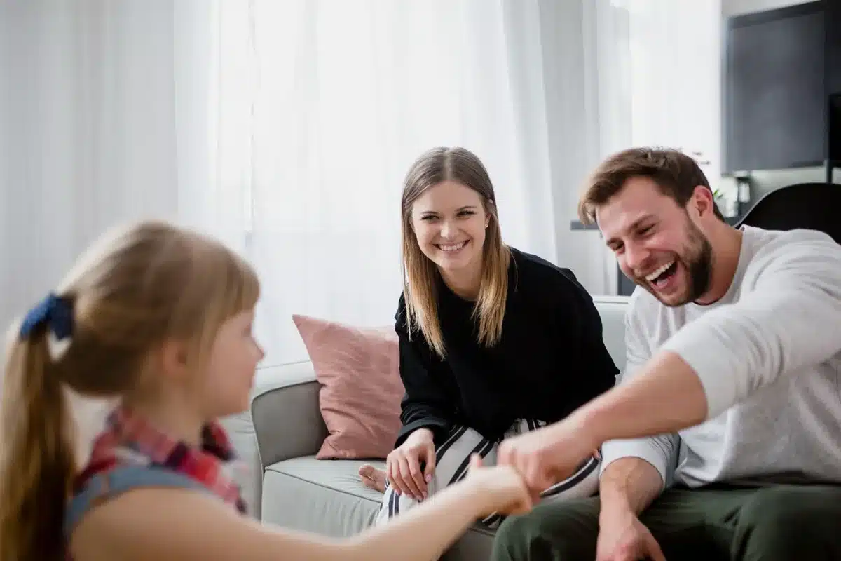 Família interagindo e desenvolvendo habilidades sociais na criança