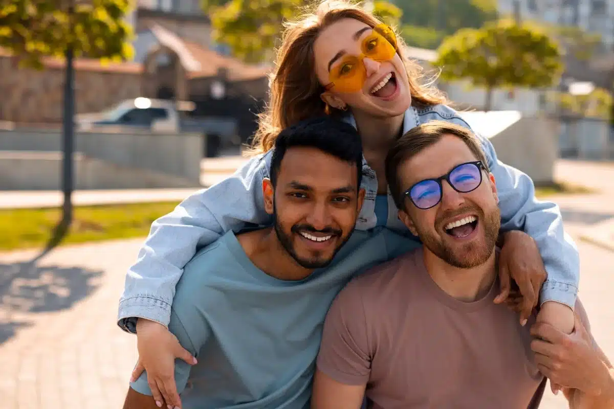Amigos sorrindo e se divertindo ao ar livre, simbolizando a ativação de hormônios da felicidade.