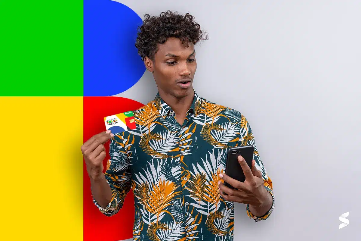 Impacto regional do programa Bolsa Família: benefícios distribuídos em diversas localidades. Pessoa segurando o cartão do Bolsa Família e olhando para o celular, representando o impacto regional do programa.