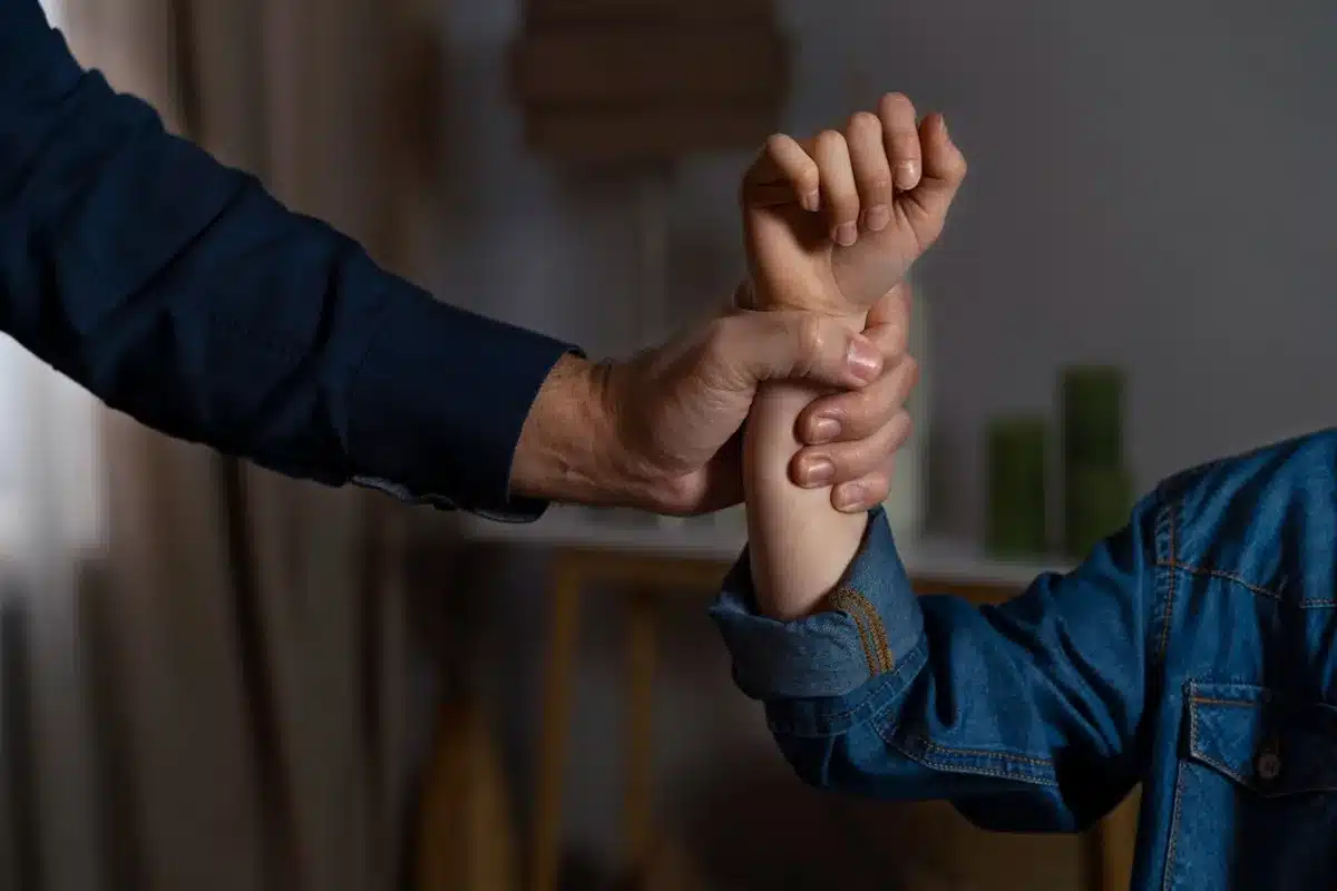 Manipulação: 6. Um traço de personalidade tóxica e maligna. magem representando uma mão manipulando outra, simbolizando o conceito de manipulação em personalidades tóxicas e malignas.