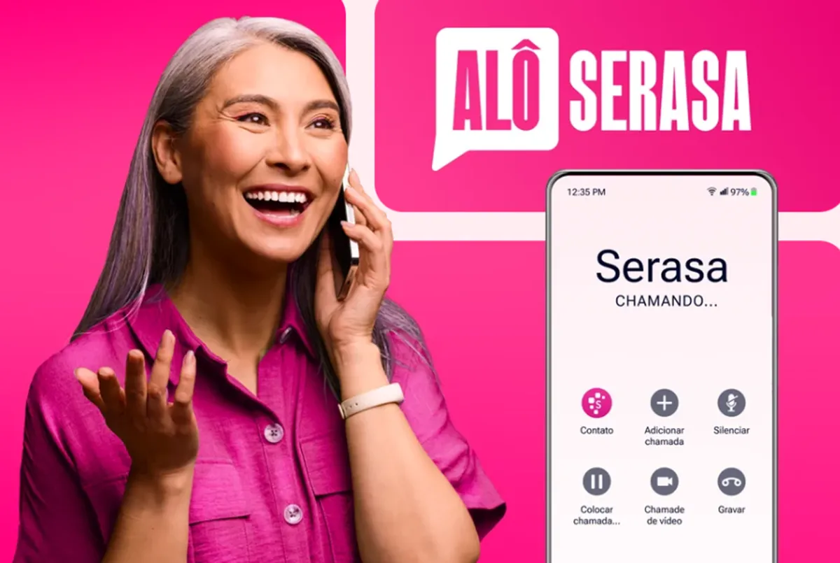 Vantagens de negociar suas dívidas por telefone: Como o Serasa facilita o processo. Mulher sorrindo e falando ao telefone, representando as vantagens de negociar dívidas por telefone com o Serasa.