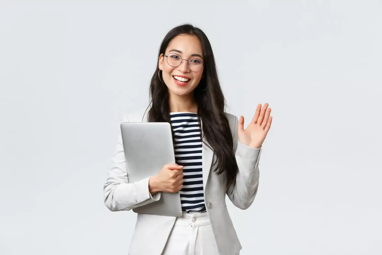 O papel do vendedor: como se destacar na área de vendas. Mulher sorrindo e segurando um laptop, representando um vendedor de sucesso.