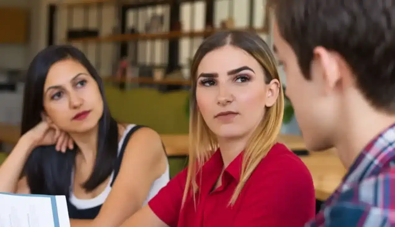 Pessoa com expressão distante e fechada, simbolizando os traços de personalidade de pessoas com o coração frio.