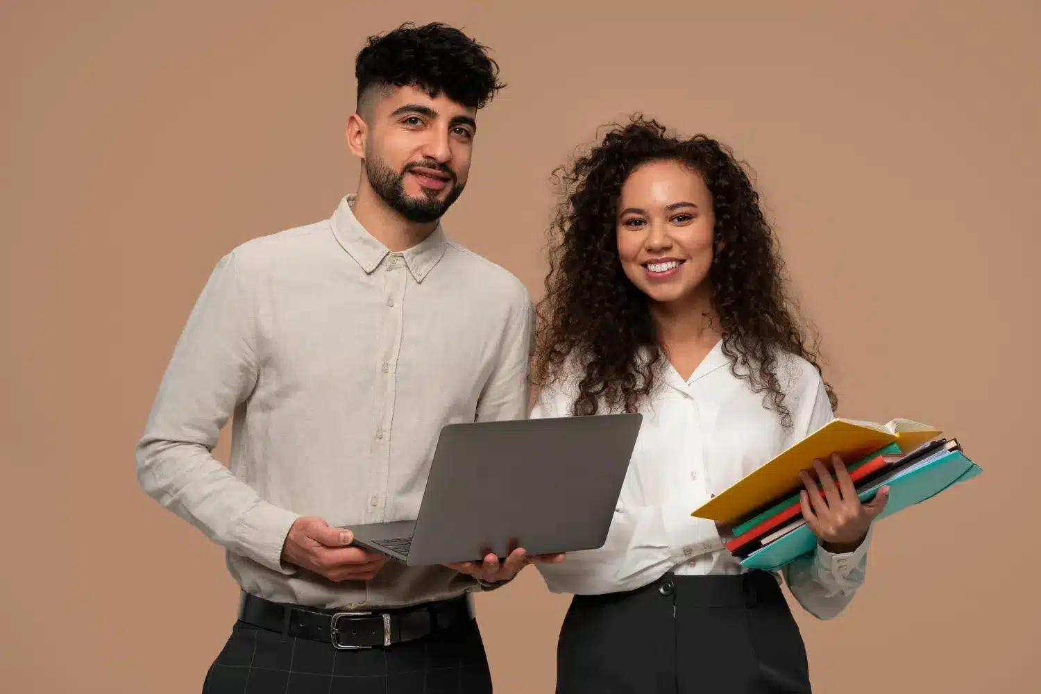 Dois profissionais sorrindo, um com laptop e a outra com livros, simbolizando carreiras promissoras