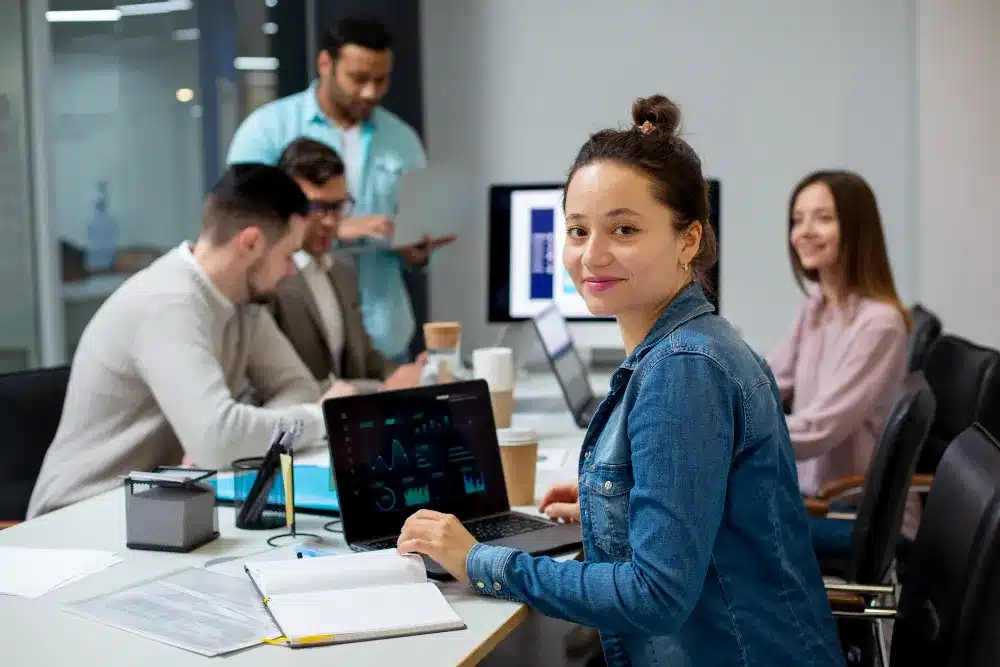 Equipe de trabalho colaborando em um ambiente profissional, simbolizando as melhores profissões com salários altos.
