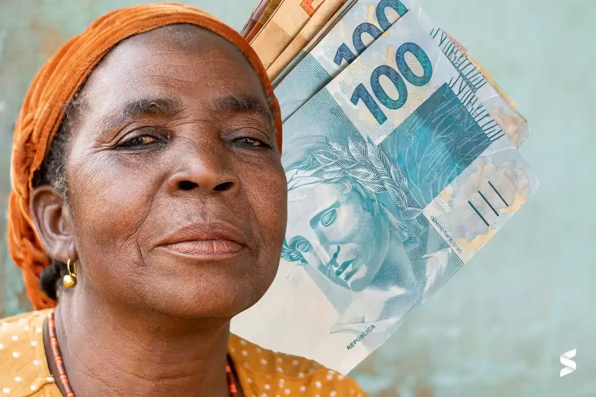 Quem recebe primeiro os benefícios Mulher sorrindo com cédulas de 100 reais, representando os beneficiários que recebem primeiro os pagamentos.