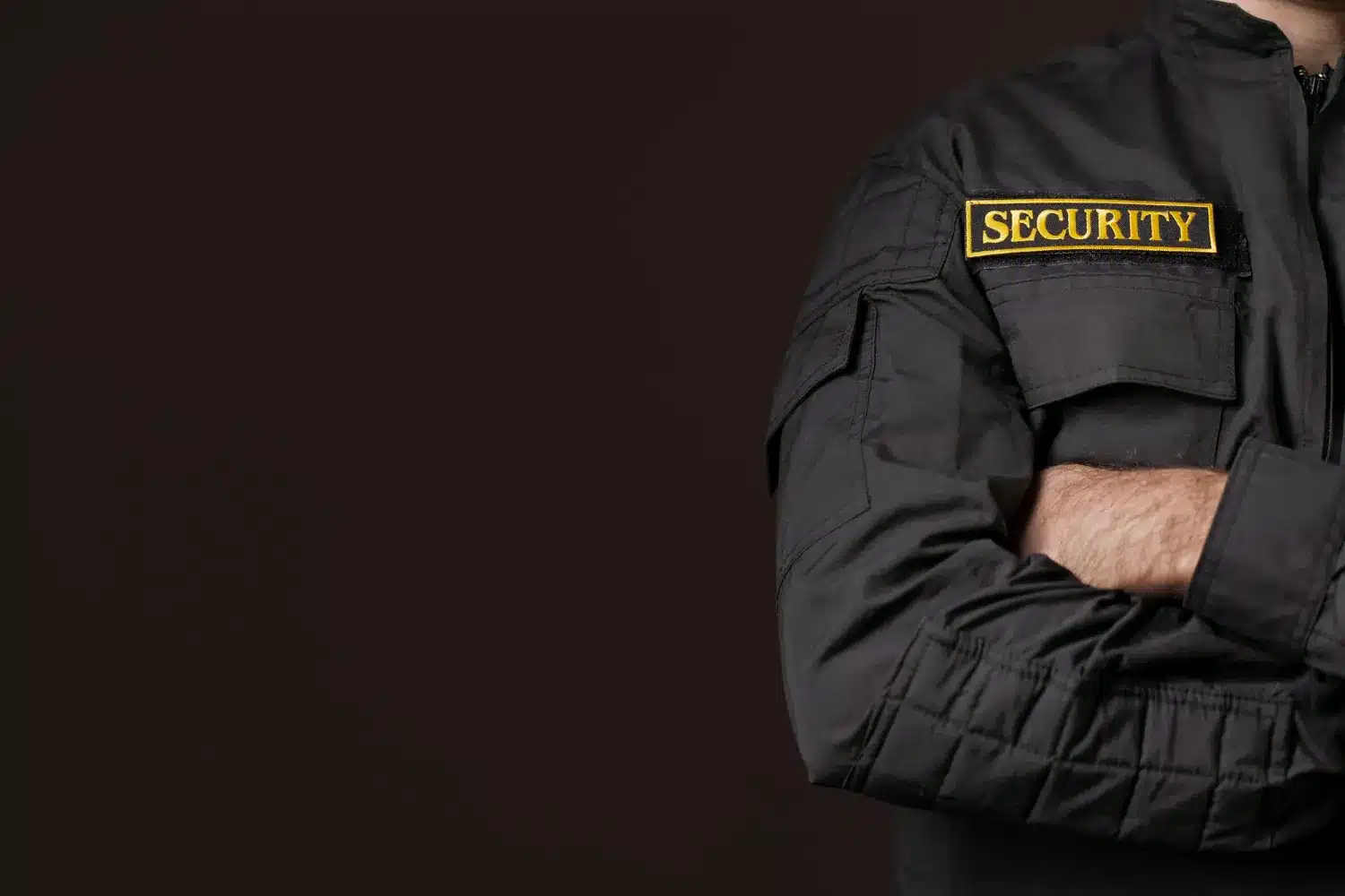 Imagem de vigilante com uniforme de segurança, representando a profissão e a escala 12x36.