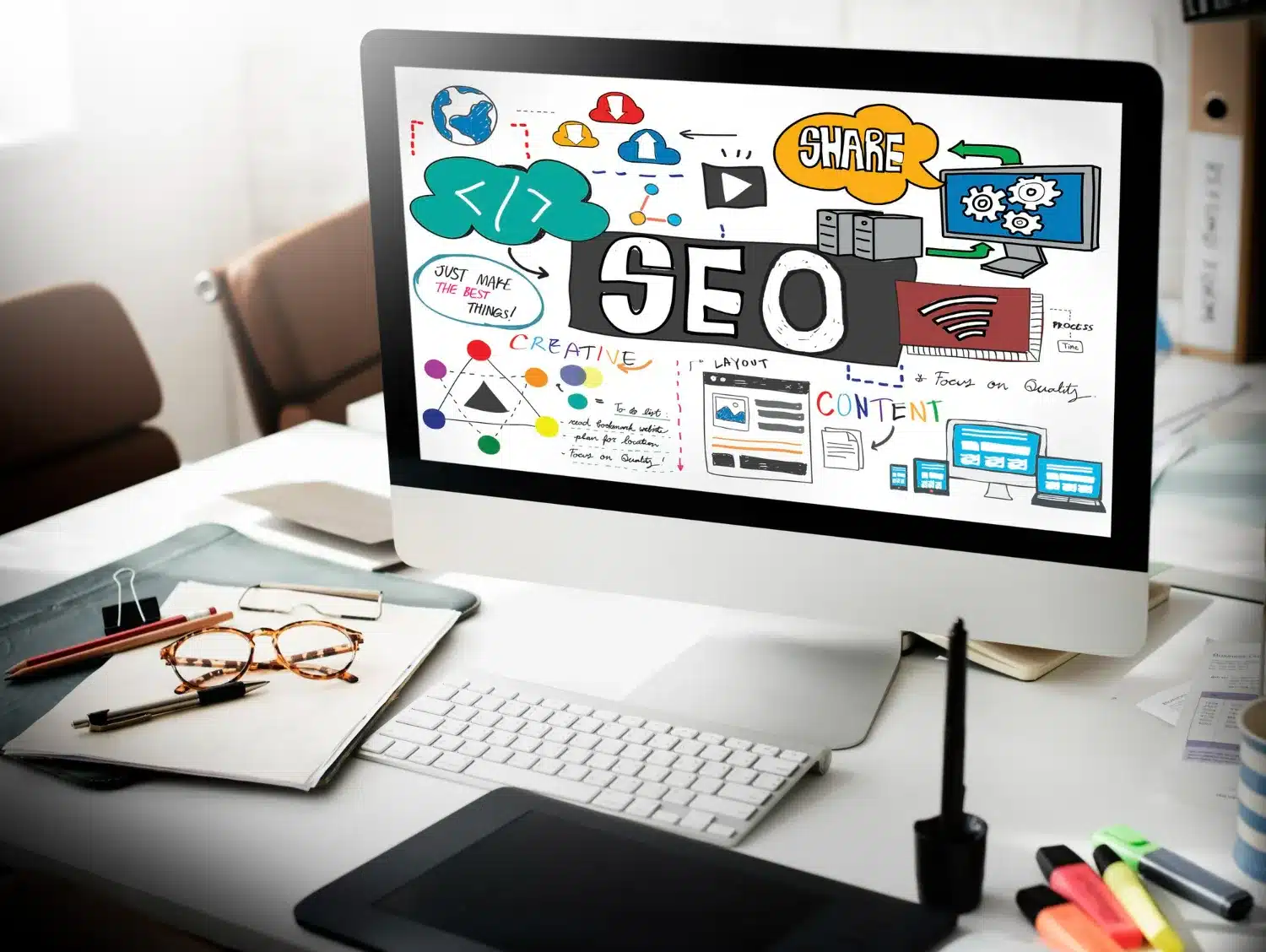 Importância do SEO no marketing digital. Computador exibindo estratégias de SEO em um ambiente de trabalho.