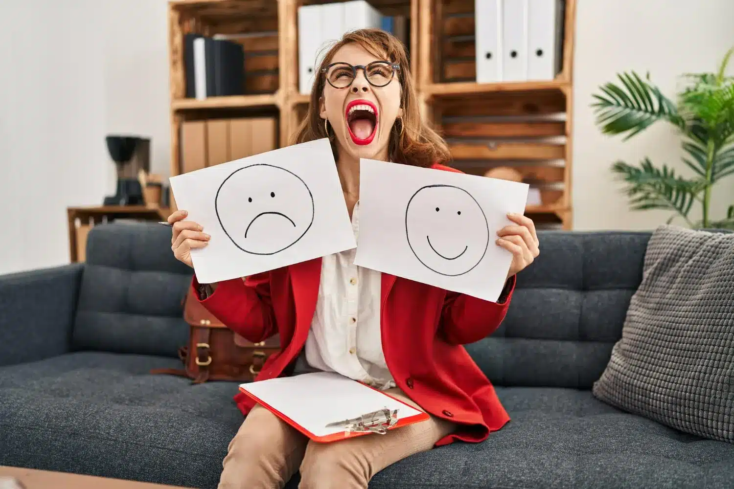 Mulher mostrando expressões emocionais intensas com desenhos de emoticons, simbolizando a instabilidade emocional do transtorno de personalidade borderline.