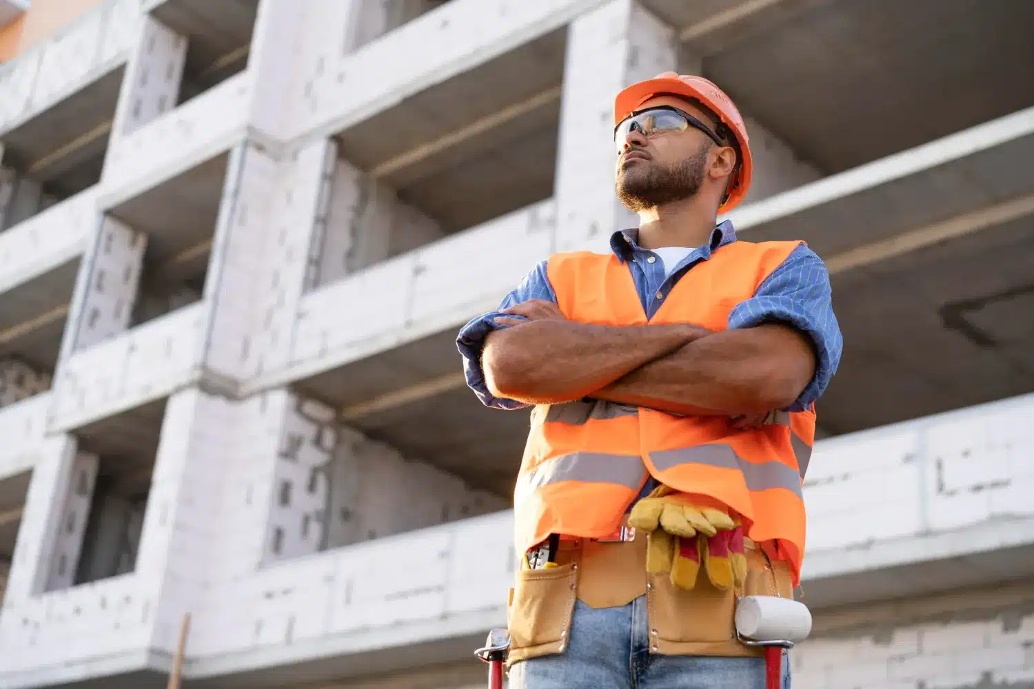 Técnico de Edificações na Construção Civil Técnico de edificações observa construção de um edifício, simbolizando o trabalho no setor da construção civil.