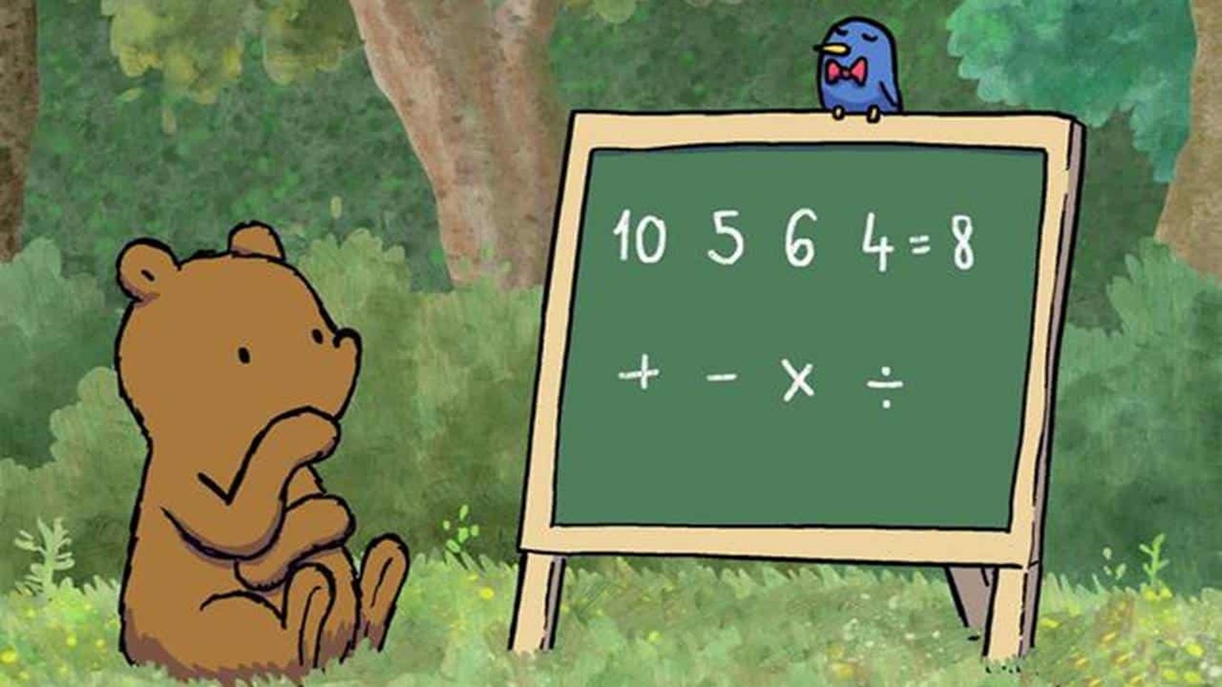 Urso pensativo olhando para um quadro negro com um desafio de teste de QI matemático na floresta.