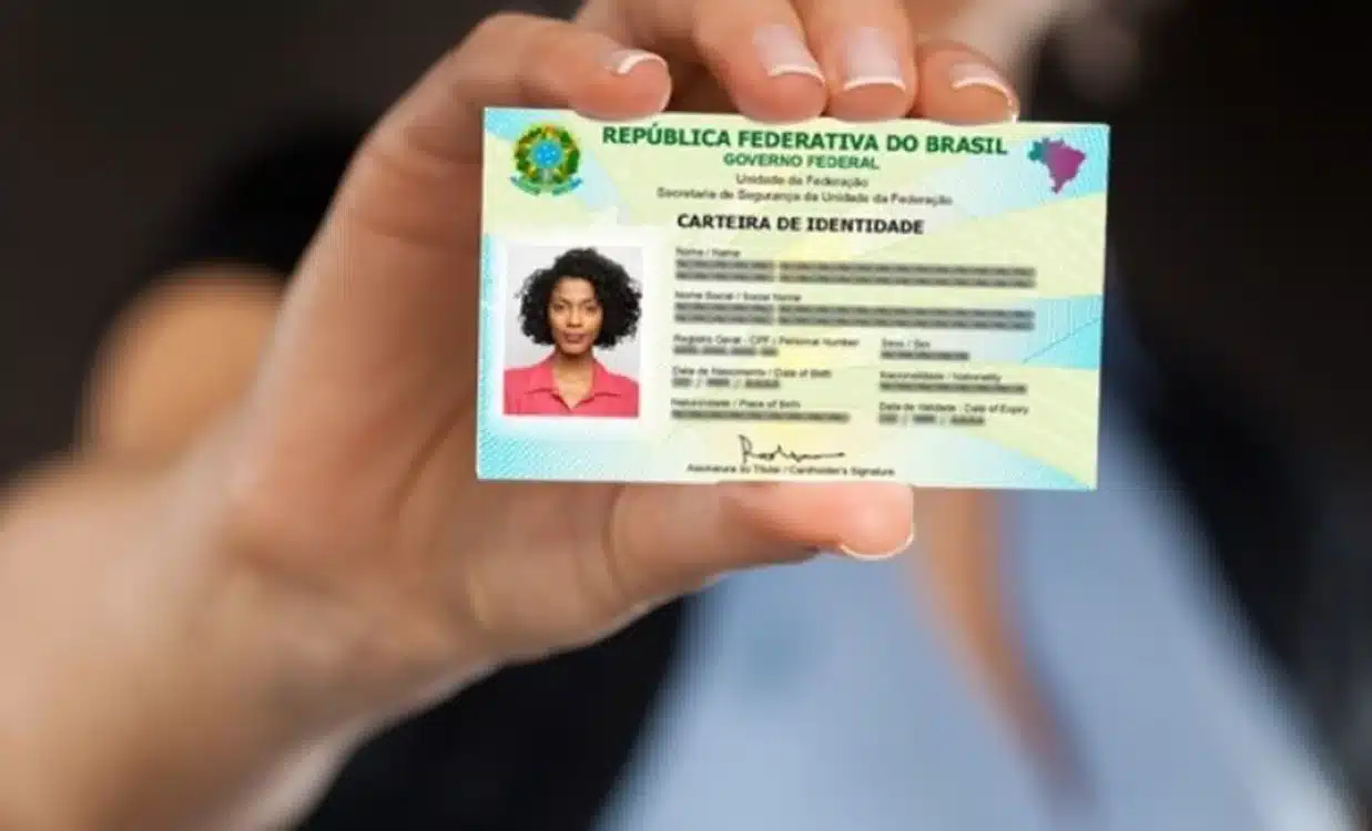 Nova Carteira de Identidade: Exemplo de Documento Exemplo da Nova Carteira de Identidade, mostrando os dados do documento e a foto do titular.