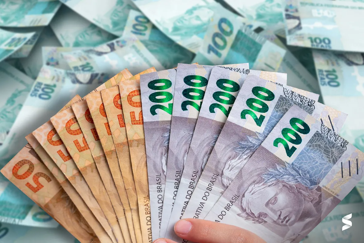 Valor médio e atualização monetária do benefício. Notas de R$ 50 e R$ 200 dispostas em leque, representando valores médios e correção monetária.