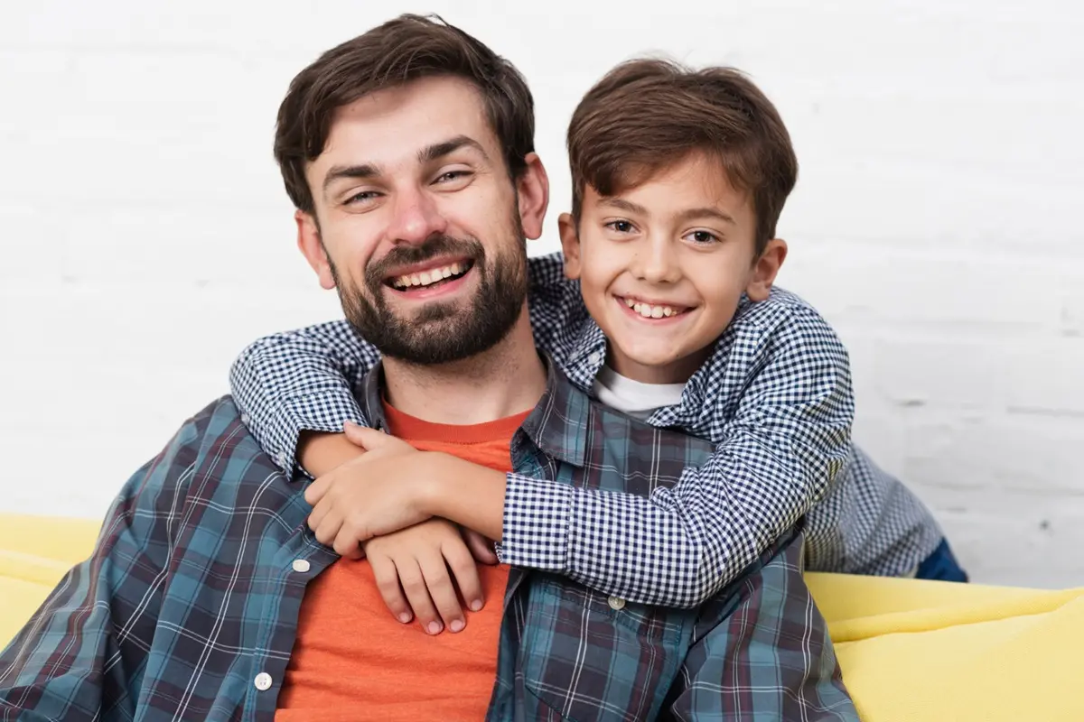 ai e filho sorrindo, mostrando a importância do vínculo familiar na educação emocional.