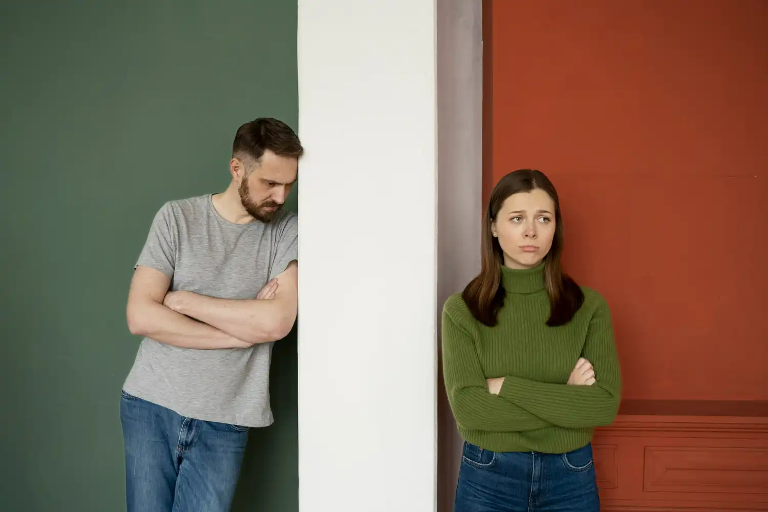 Casal em silêncio, afastado emocionalmente, representando a dinâmica de relacionamentos com narcisistas.