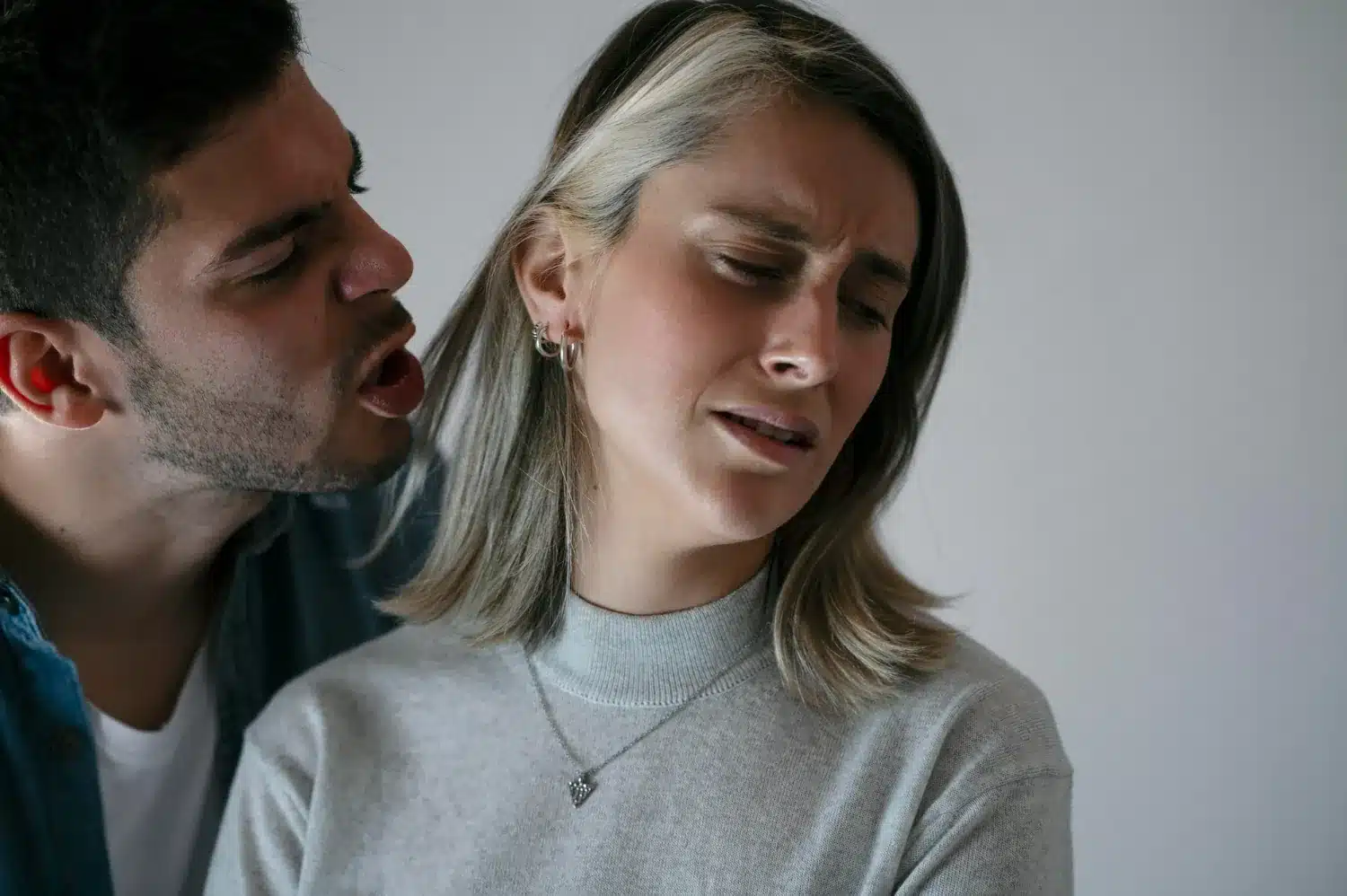 Discussão entre casal, com homem gritando e mulher visivelmente incomodada, ilustrando um comportamento manipulativo em uma relação.