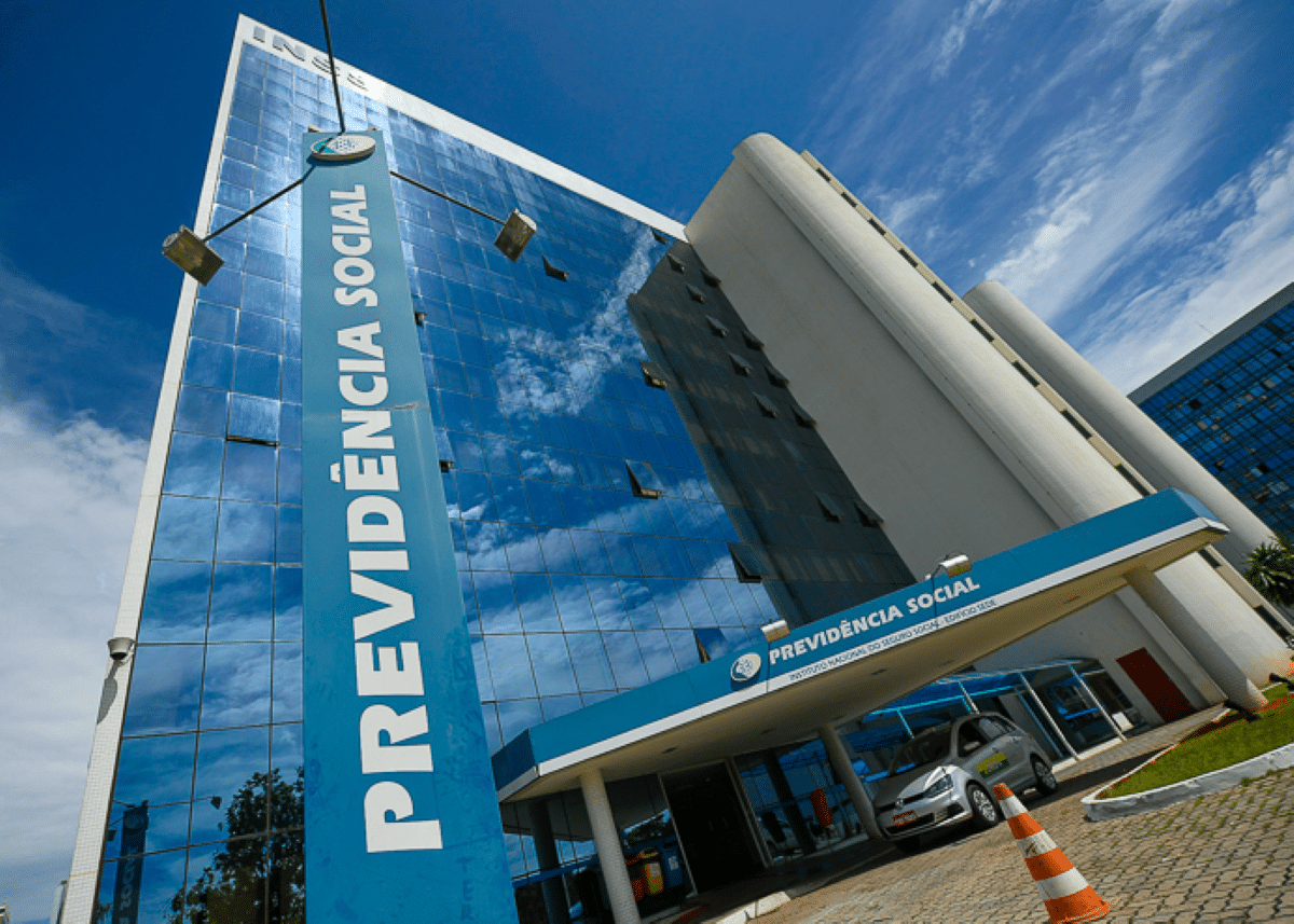 Fachada do prédio da Previdência Social, em Brasília, relacionada ao pagamento do 13º do INSS para beneficiários que recebem acima de um salário mínimo.