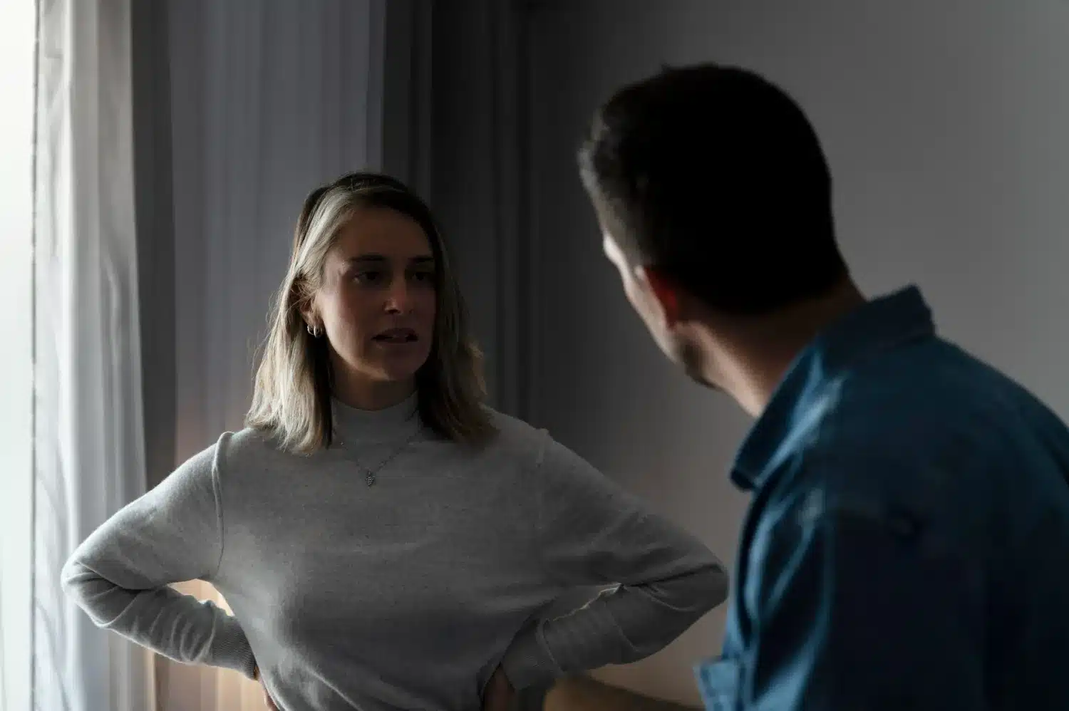Discussão entre casal com sinais de manipulação emocional.