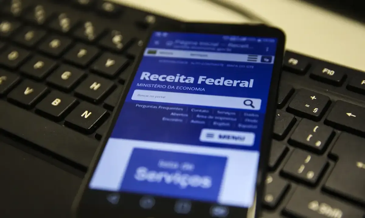 Tela do site da Receita Federal do Brasil no celular, com o logotipo e opções de serviços