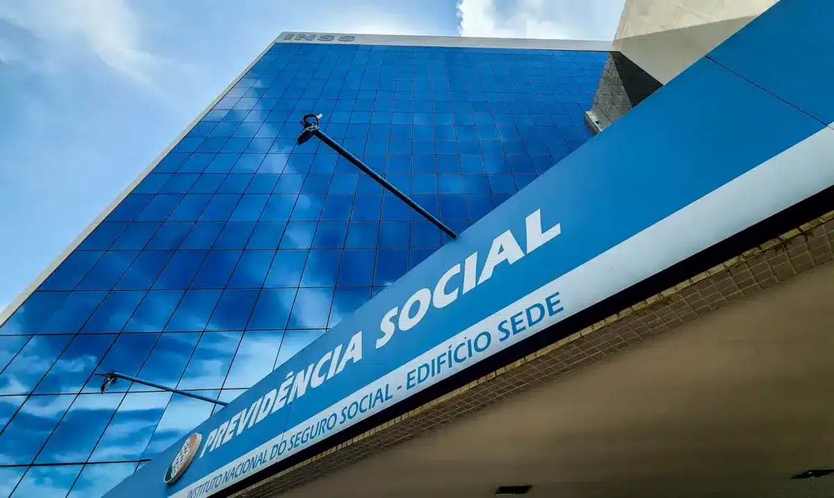 Fachada da sede do Instituto Nacional do Seguro Social (INSS) com destaque para o letreiro da Previdência Social