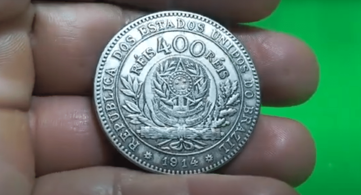 Moeda de 400 Réis do ano de 1914 em destaque, peça valorizada na numismática brasileira.