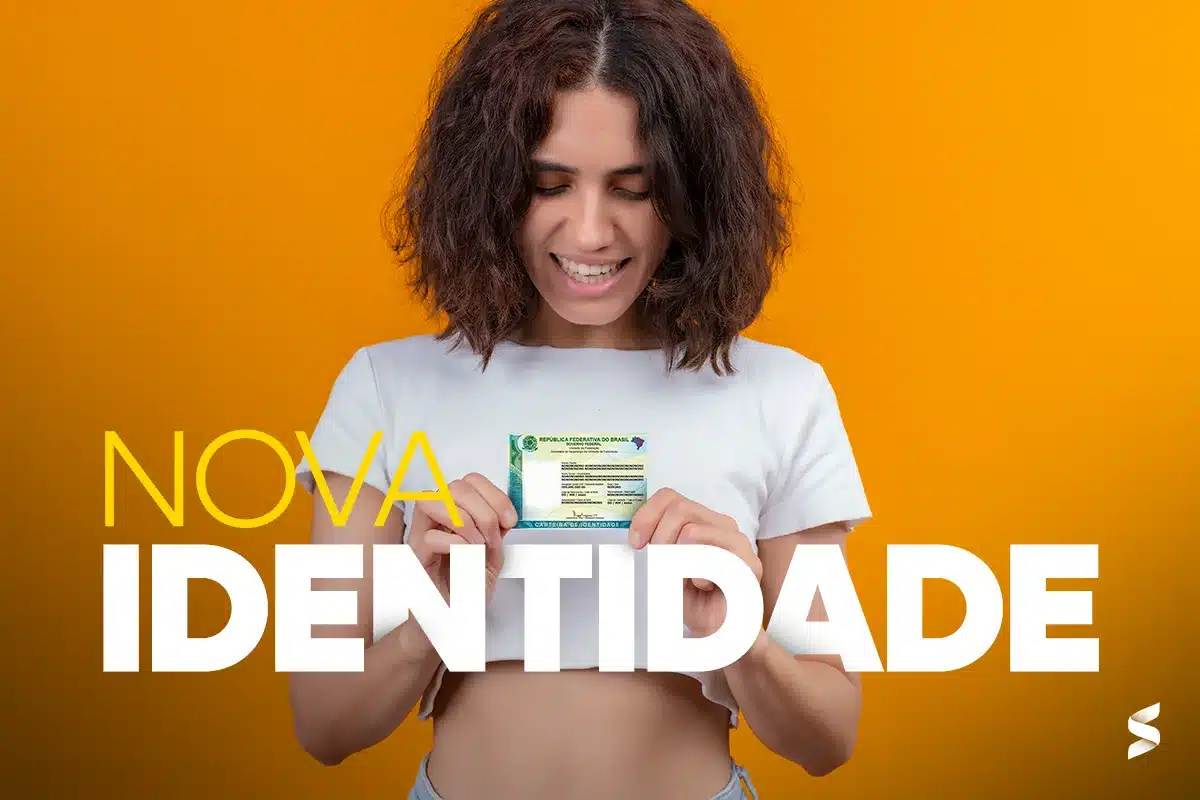 Como participar do mutirão para emitir a nova identidade Mulher sorridente segurando a nova Carteira de Identidade Nacional em frente a fundo laranja com os dizeres "Nova Identidade".