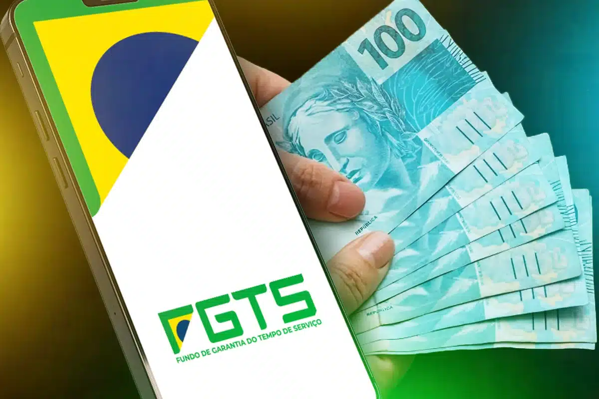 Pessoa consultando o aplicativo do FGTS no celular e retirando notas de 100 reais