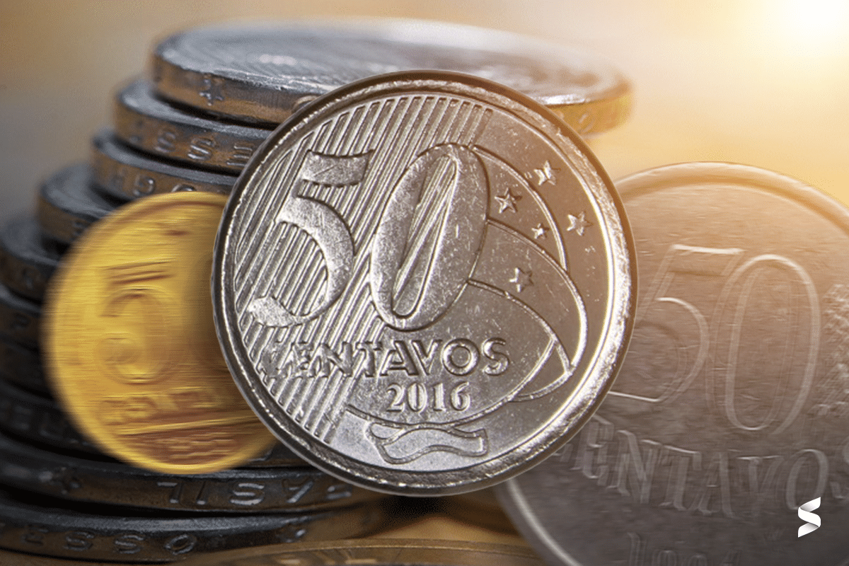 Moeda de 50 centavos de 2016 destacada entre outras moedas brasileiras raras