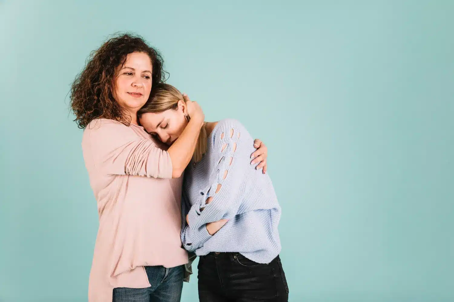 Mulher oferecendo conforto emocional com um abraço, apoiando a outra pessoa.
