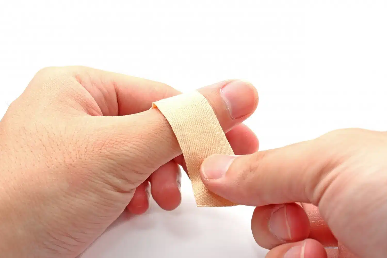 Pessoa aplicando band-aid .no dedo