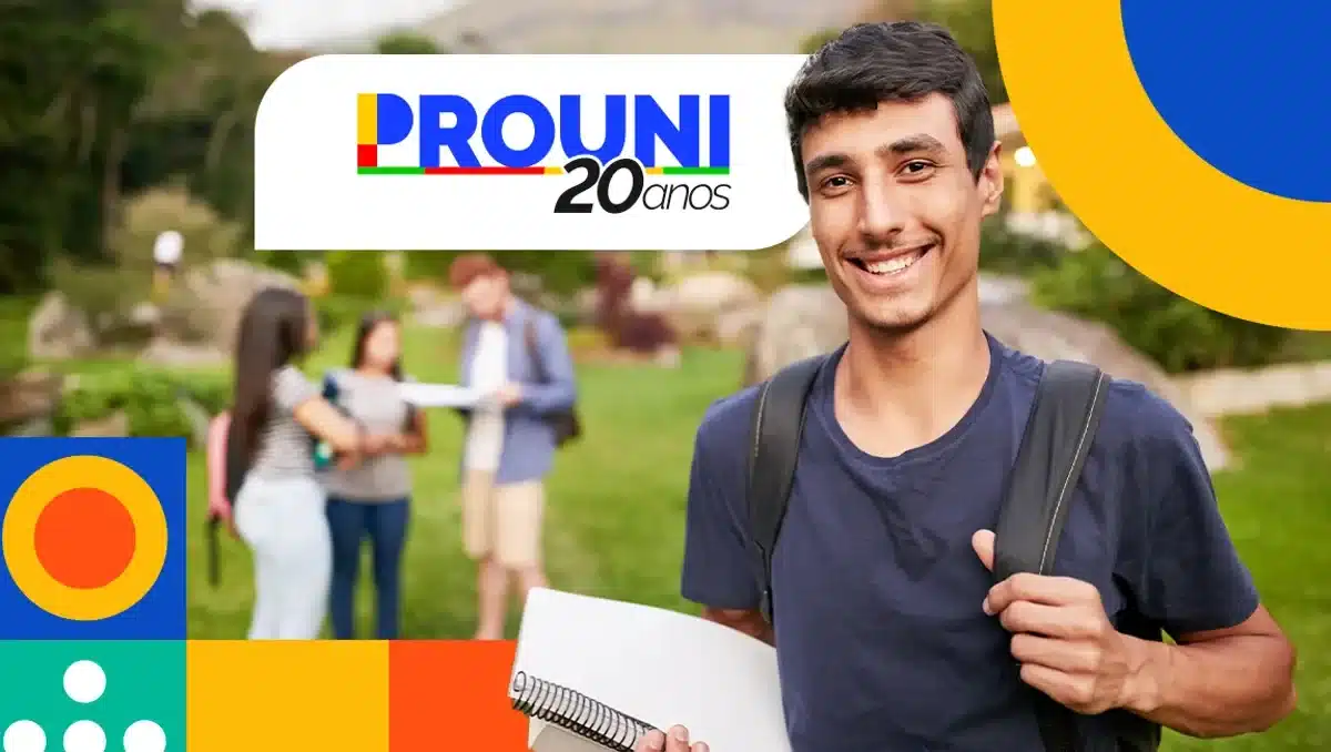 Estudante sorridente com mochila ao lado do logotipo do Prouni 20 anos, fundo de outros estudantes.