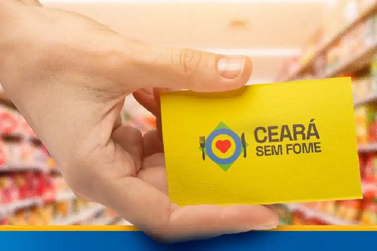 Cartão Ceará Sem Fome - Apoio alimentar para famílias em crise Cartão Ceará Sem Fome sendo segurado por uma mão, simbolizando o auxílio alimentar para famílias em situação de vulnerabilidade.