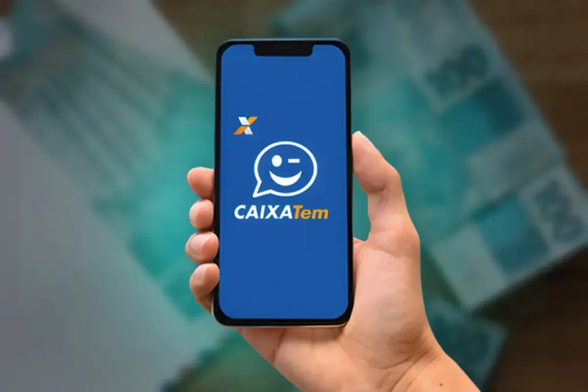 Consulta de Informações do Pé-de-Meia 2025 Pessoa segurando um celular com o aplicativo da Caixa Tem, ilustrando a consulta de informações sobre o programa Pé-de-Meia 2025.