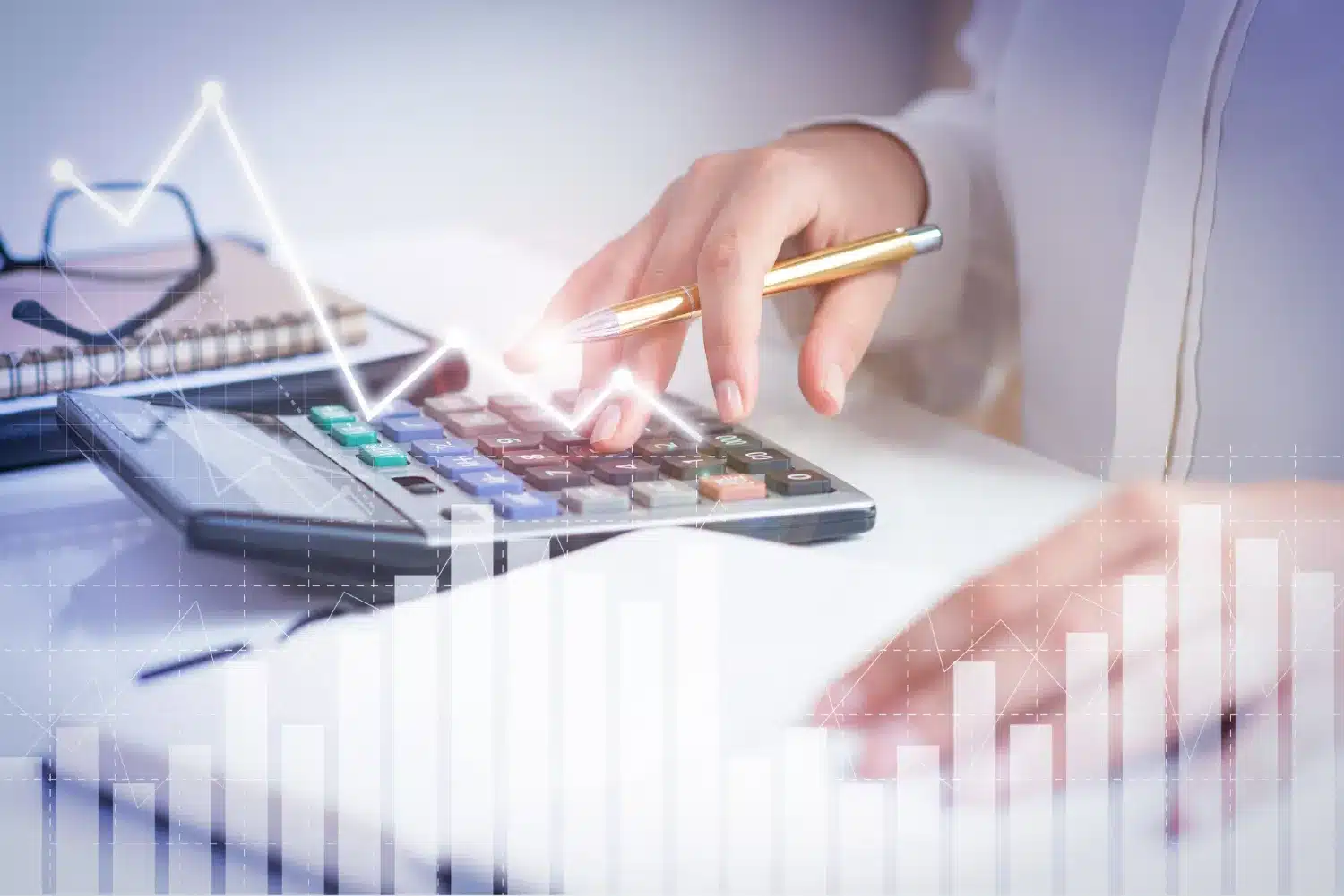 onsultor financeiro analisando dados financeiros. Consultor financeiro utilizando uma calculadora com gráficos de dados ao fundo, ilustrando a análise financeira.