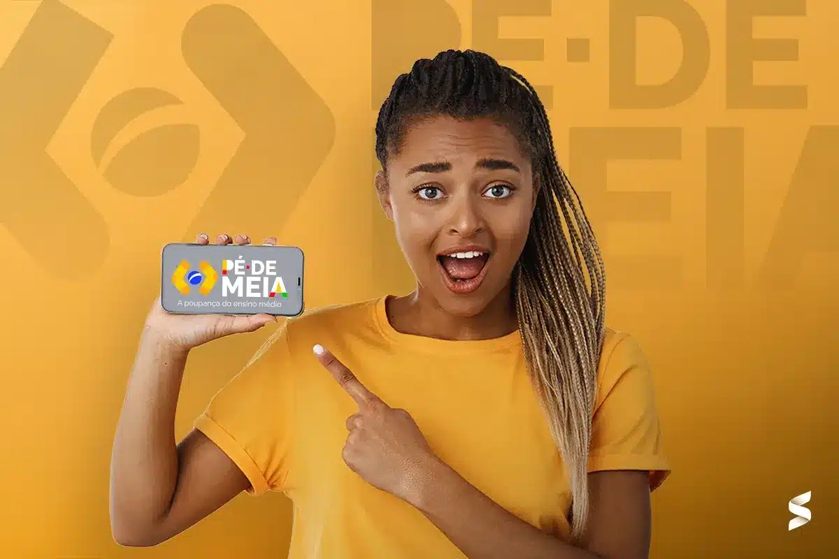 Critérios do pé-de-meia 2025 para estudantes do ensino médio Jovem mostra celular com logo do programa pé-de-meia