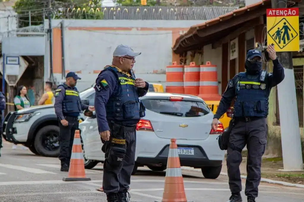 Agentes de trânsito orientando motoristas durante fiscalização no Detran.