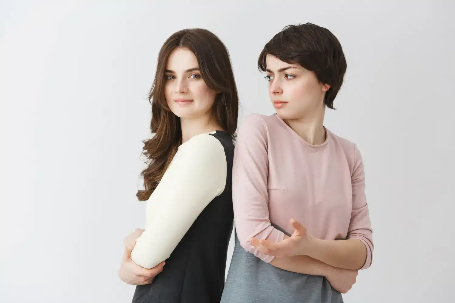 Diferenças entre a personalidade tímida e introvertida. Duas mulheres representando diferenças de personalidade entre timidez e introversão.