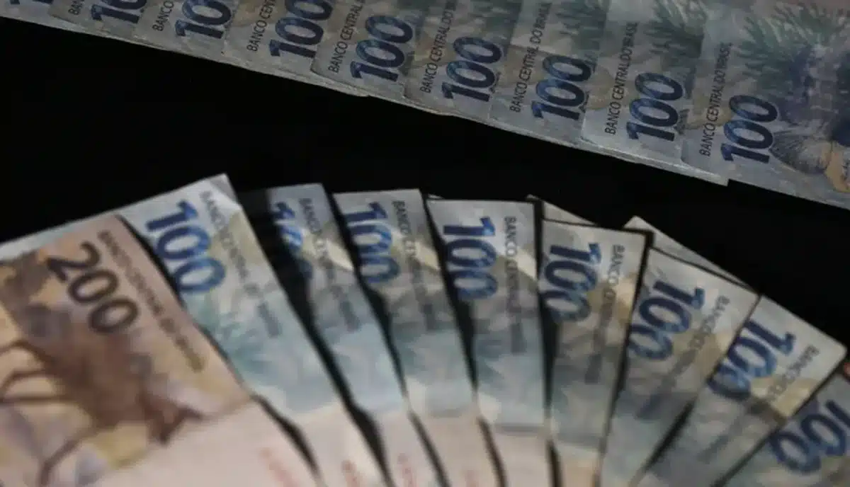 Notas de R$ 100 e R$ 200, representando valores para saque do FGTS por calamidade.