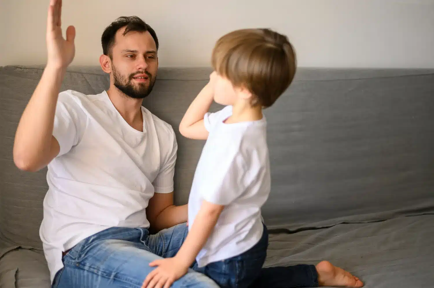 Disciplina positiva: Ensine seu filho sem punições severas Pai e filho interagindo de forma positiva, com disciplina e respeito mútuo, ensinando a criança com gentileza.