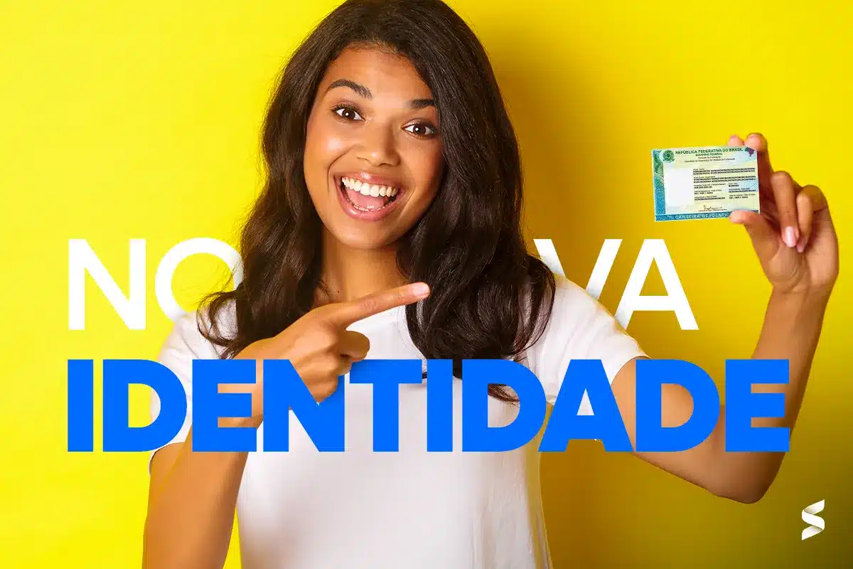 Pessoa feliz exibindo a nova Carteira de Identidade Nacional