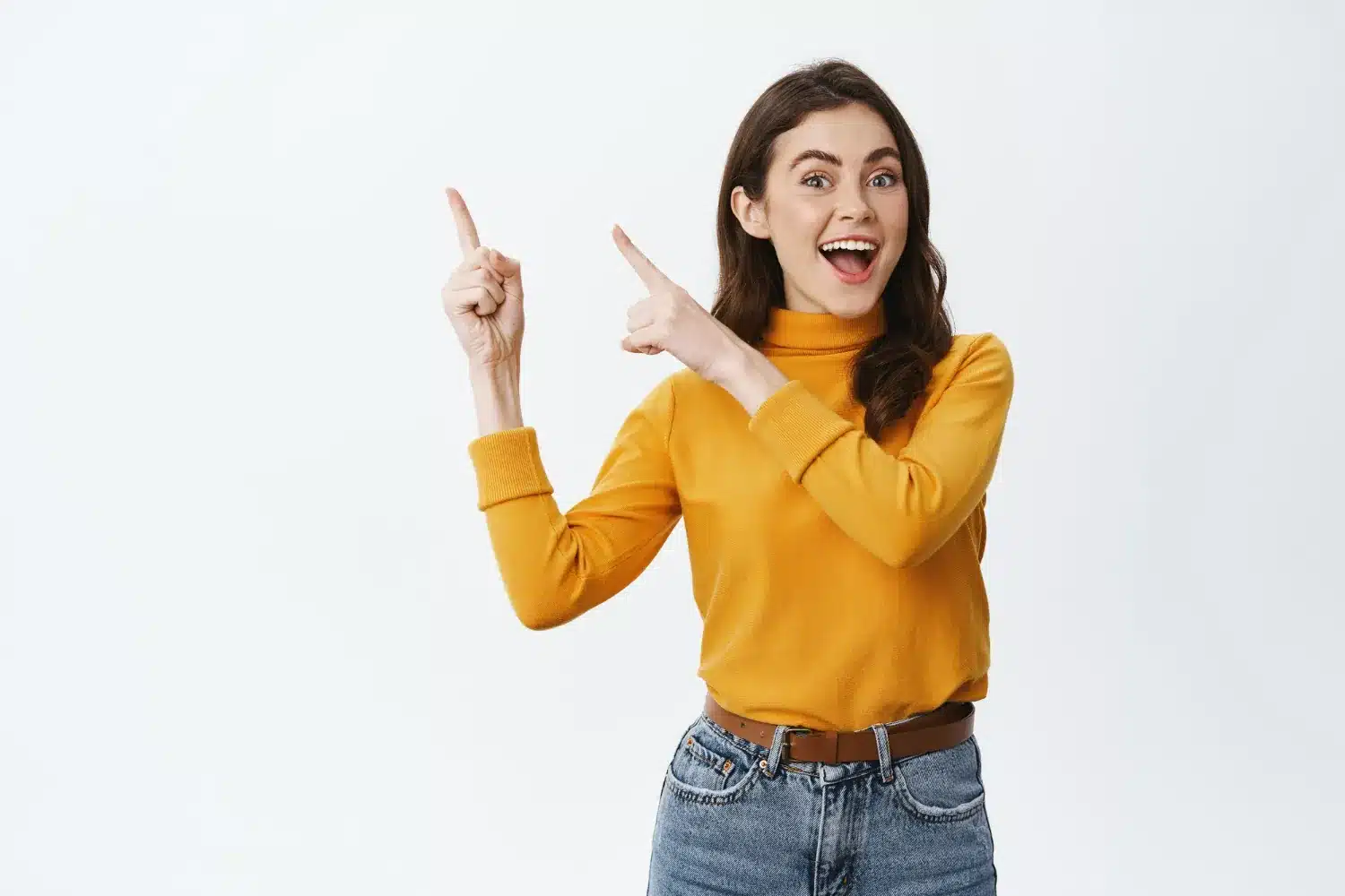 Entusiasmo ao reconhecer atitudes que revelam personalidade forte. Mulher sorrindo e apontando com entusiasmo para cima, em sinal de destaque e reflexão.