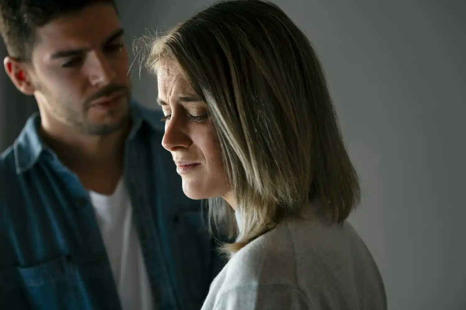 A falta de empatia e conexão emocional no relacionamento. Mulher com expressão triste e emocionalmente distante, simbolizando a falta de empatia e conexão em um relacionamento.