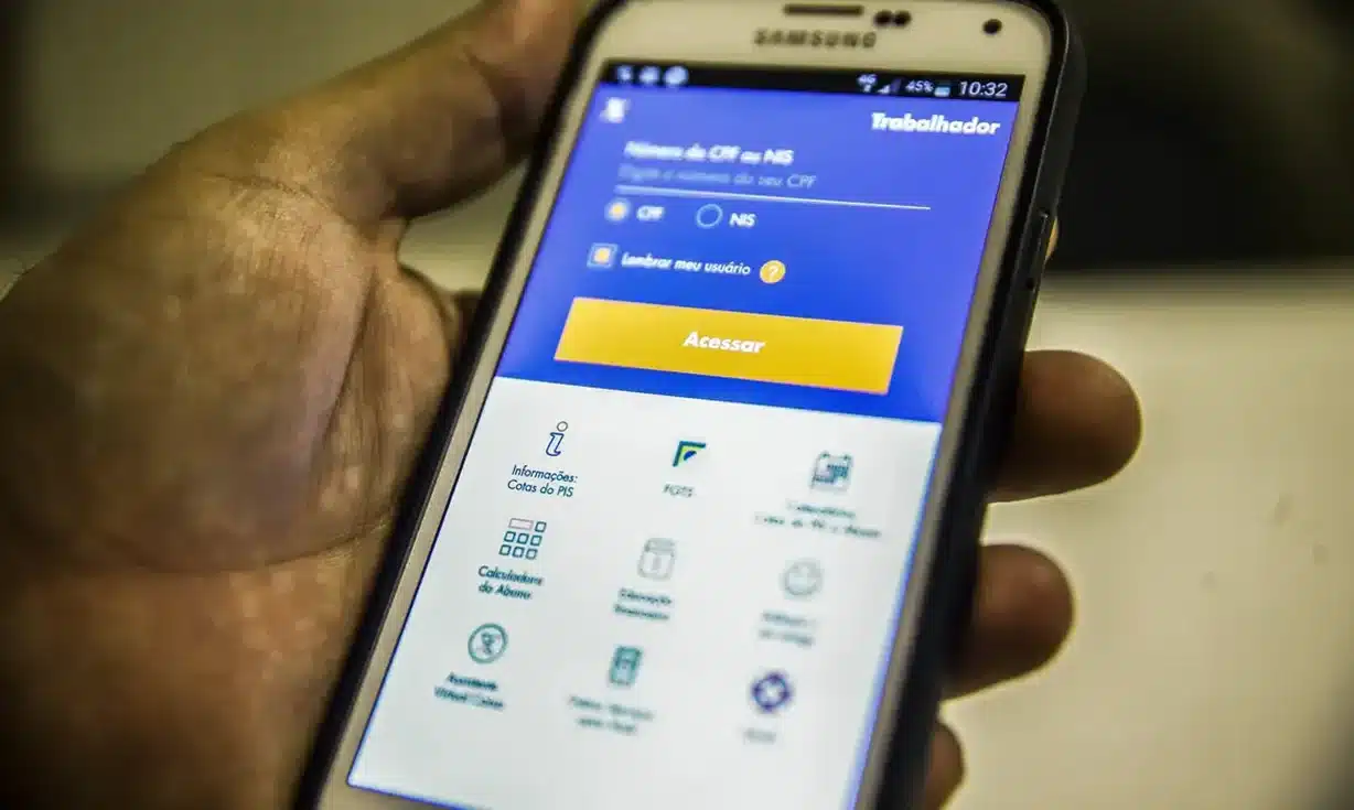 Solicitação do saque FGTS através do aplicativo. Pessoa acessando o app FGTS no celular para solicitar saque.