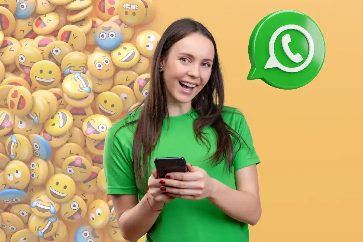 Mulher sorridente usando celular com emojis ao fundo e logo do WhatsApp em destaque.
