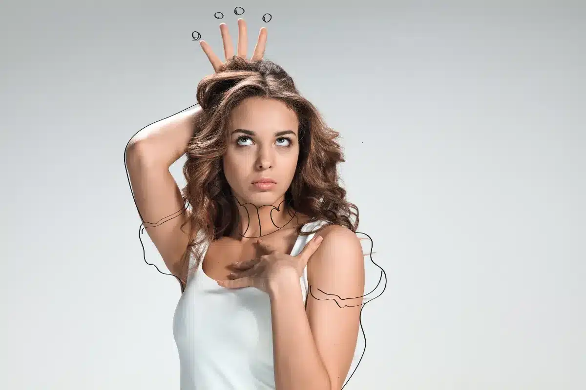 Pessoa narcisista Mulher pensando com bolhas de ideias sobre sua cabeça.