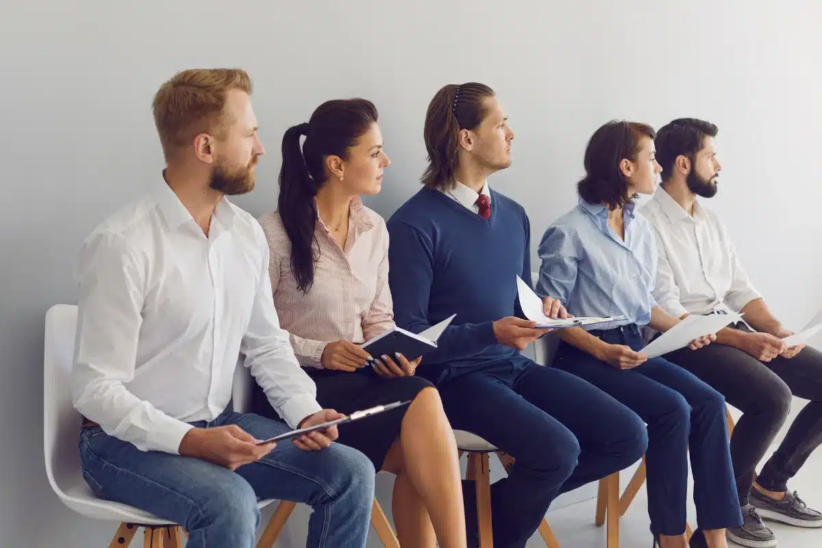 Candidatos aguardando entrevista de emprego.
