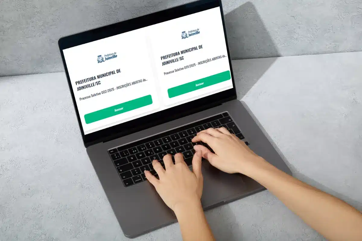 Acesso ao processo seletivo da Prefeitura de Joinville Pessoa acessando o site do processo seletivo da Prefeitura de Joinville pelo laptop