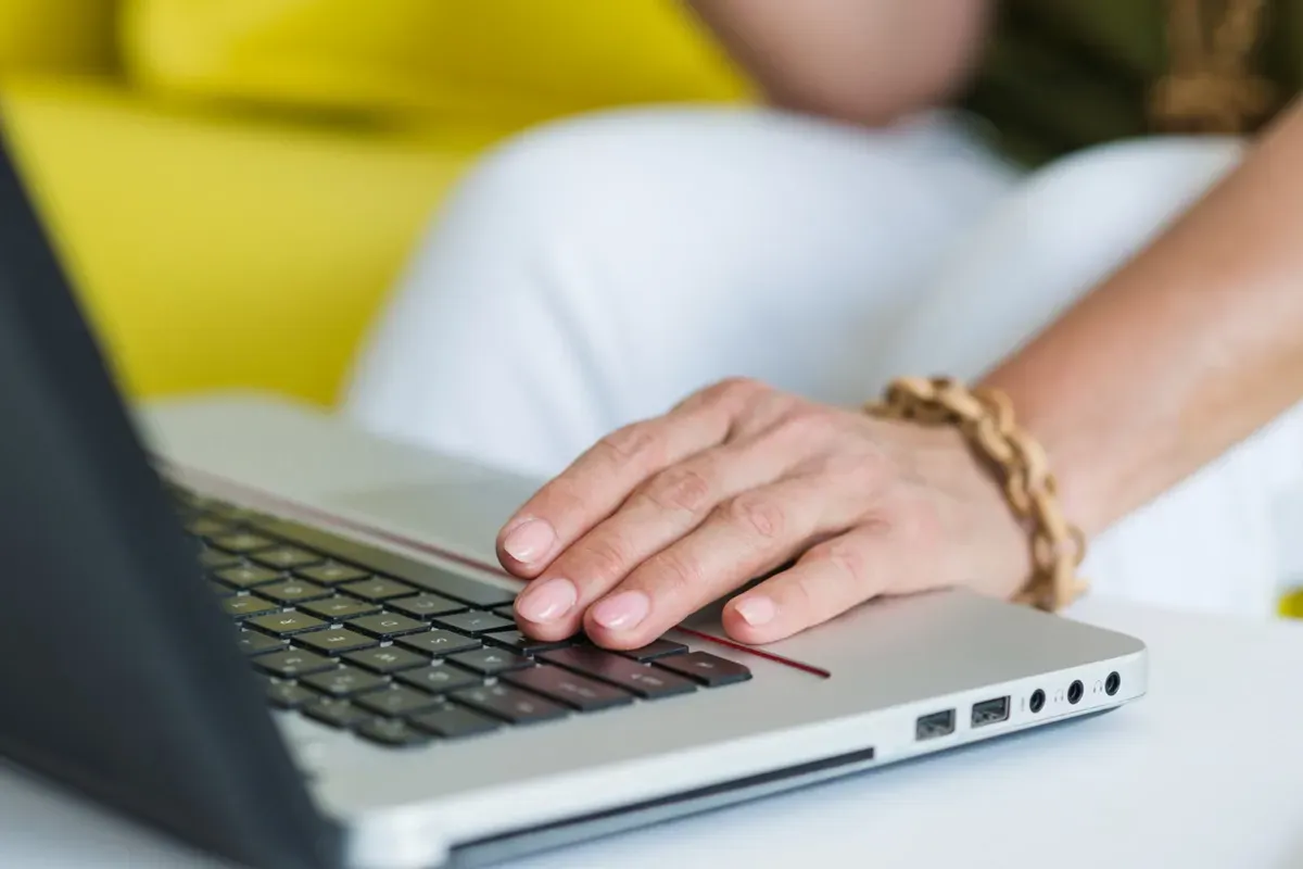 Como se inscrever na segunda chamada do Pé-de-Meia Licenciaturas Mão tocando o teclado de um laptop, representando inscrição no sistema